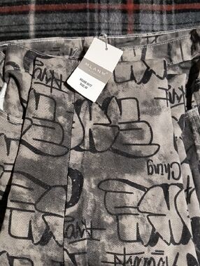 MLANM Men’s Relaxed Jeans in Grey with Black Graffiti Print